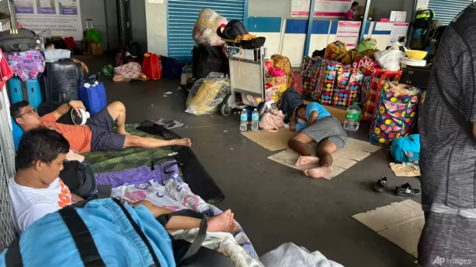 Hàng nghìn người mất điện khi bão Doksuri tấn công Philippines - Ảnh 1. Hàng nghìn người mất điện khi bão Doksuri tấn công Philippines - Ảnh 1.