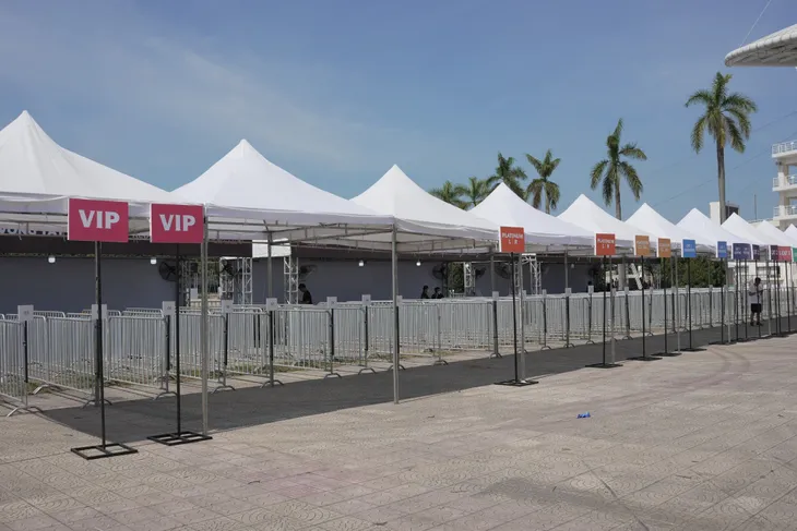 Sân khấu concert BLACKPINK tại Hà Nội đang gấp rút hoàn thiện - Ảnh 2. Sân khấu concert BLACKPINK tại Hà Nội đang gấp rút hoàn thiện - Ảnh 2.