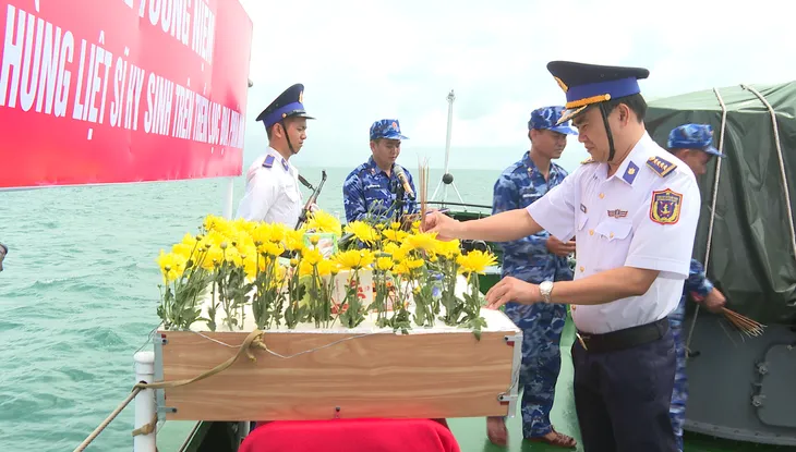 Tri ân các anh hùng liệt sĩ hy sinh trên vùng biển Tây Nam - Ảnh 1. Tri ân các anh hùng liệt sĩ hy sinh trên vùng biển Tây Nam - Ảnh 1.