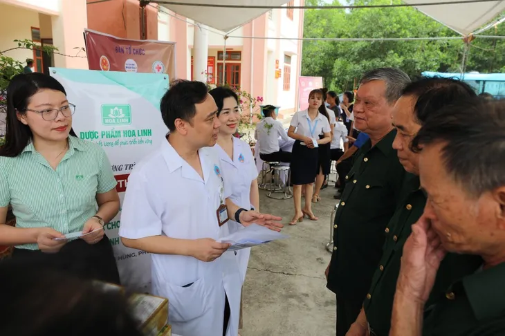 Dược phẩm Hoa Linh tri ân người có công với cách mạng dịp 27/7 - Ảnh 2. Dược phẩm Hoa Linh tri ân người có công với cách mạng dịp 27/7 - Ảnh 2.