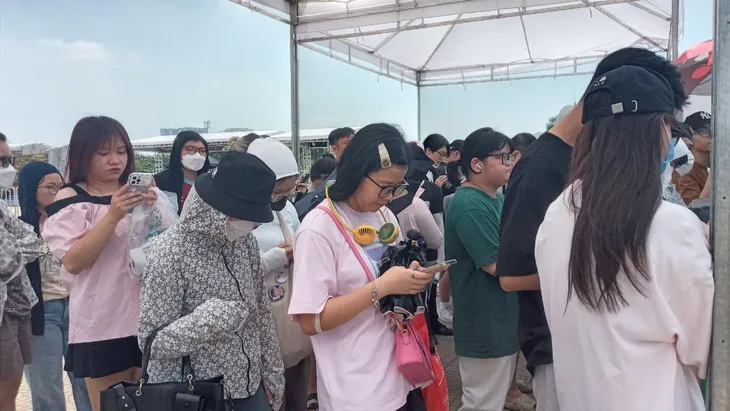 Ngày đầu đổi vòng tay concert BLACKPINK: Nắng nóng gay gắt không bằng sức nóng tại SVĐ Mỹ Đình - Ảnh 3. Ngày đầu đổi vòng tay concert BLACKPINK: Nắng nóng gay gắt không bằng sức nóng tại SVĐ Mỹ Đình - Ảnh 3.