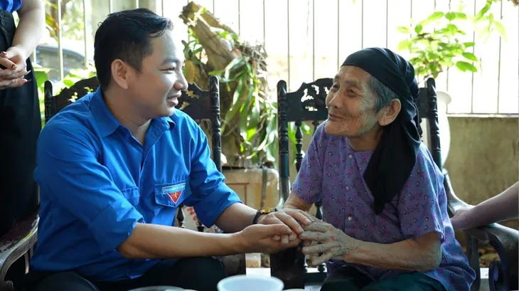 Tuổi trẻ VTV tri ân các anh hùng liệt sĩ, Mẹ Việt Nam anh hùng, thương bệnh binh và gia đình chính sách - Ảnh 2. Tuổi trẻ VTV tri ân các anh hùng liệt sĩ, Mẹ Việt Nam anh hùng, thương bệnh binh và gia đình chính sách - Ảnh 2.