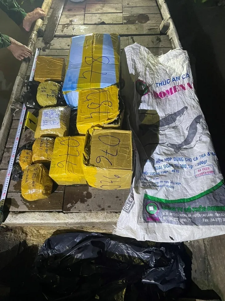 Phát hiện vụ vận chuyển khoảng 19 kg kim loại nghi là vàng qua biên giới - Ảnh 1. Phát hiện vụ vận chuyển khoảng 19 kg kim loại nghi là vàng qua biên giới - Ảnh 1.