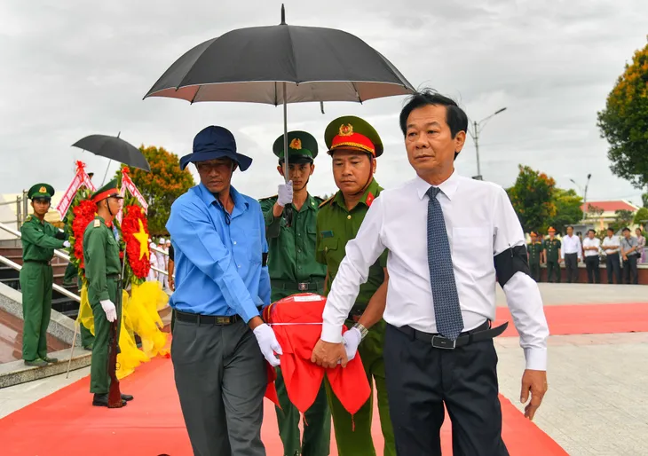 Kiên Giang: Truy điệu, an táng 27 hài cốt liệt sĩ - Ảnh 2. Kiên Giang: Truy điệu, an táng 27 hài cốt liệt sĩ - Ảnh 2.