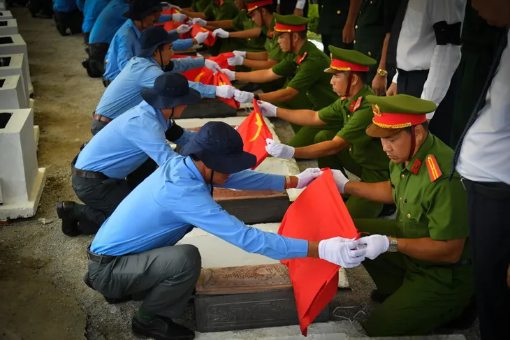 Kiên Giang: Truy điệu, an táng 27 hài cốt liệt sĩ - Ảnh 4. Kiên Giang: Truy điệu, an táng 27 hài cốt liệt sĩ - Ảnh 4.