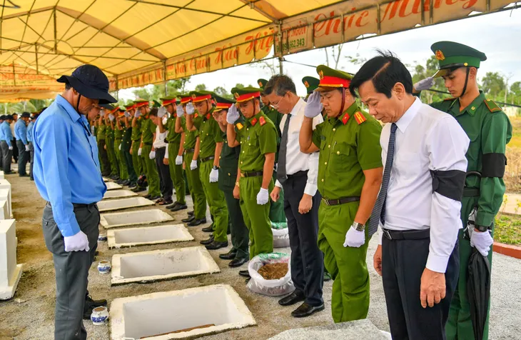 Kiên Giang: Truy điệu, an táng 27 hài cốt liệt sĩ - Ảnh 3. Kiên Giang: Truy điệu, an táng 27 hài cốt liệt sĩ - Ảnh 3.