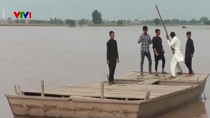 Những ngôi làng thành ốc đảo trong mùa lũ ở Pakistan - Ảnh 1. Những ngôi làng thành ốc đảo trong mùa lũ ở Pakistan - Ảnh 1.