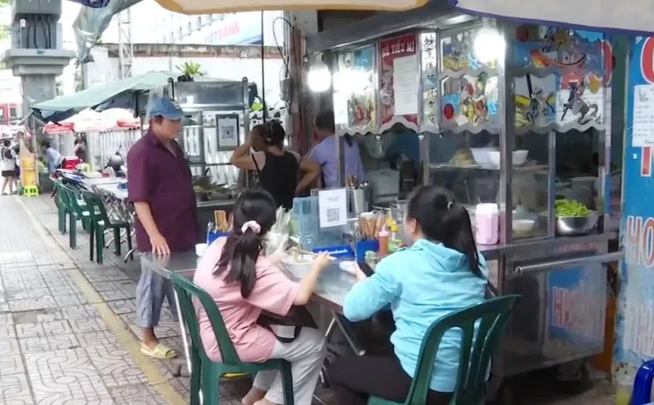 Mức thu phí sử dụng lòng đường, vỉa hè ở TP Hồ Chí Minh là bao nhiêu? - Ảnh 1. Mức thu phí sử dụng lòng đường, vỉa hè ở TP Hồ Chí Minh là bao nhiêu? - Ảnh 1.