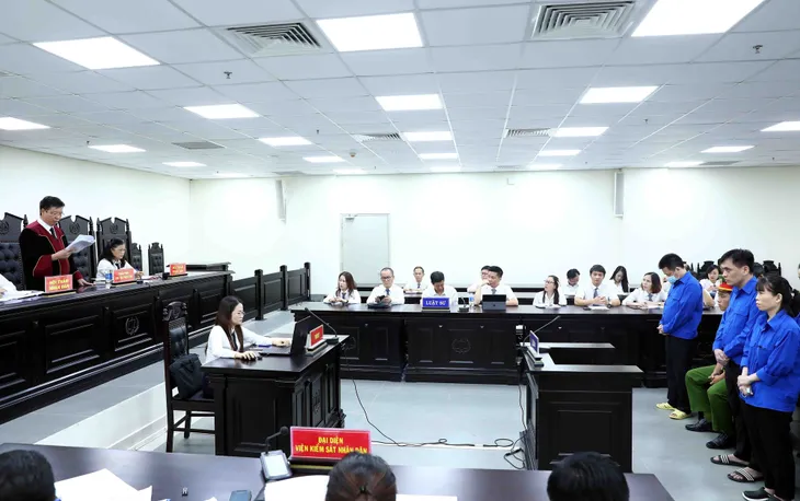 Cựu Phó Cục trưởng Cục Quản lý thị trường Trần Hùng bị phạt 9 năm tù về tội “Nhận hối lộ” - Ảnh 2. Cựu Phó Cục trưởng Cục Quản lý thị trường Trần Hùng bị phạt 9 năm tù về tội “Nhận hối lộ” - Ảnh 2.