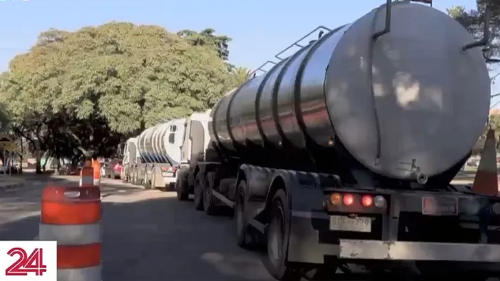 Hạn hán lịch sử ở Uruguay, người dân phải dùng nước nhiễm mặn để ăn uống - Ảnh 2. Hạn hán lịch sử ở Uruguay, người dân phải dùng nước nhiễm mặn để ăn uống - Ảnh 2.