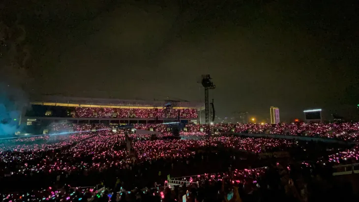 BLACKPINK xuất hiện, SVĐ Mỹ Đình vỡ òa với pháo hoa và màu hồng tràn ngập - Ảnh 6. BLACKPINK xuất hiện, SVĐ Mỹ Đình vỡ òa với pháo hoa và màu hồng tràn ngập - Ảnh 6.