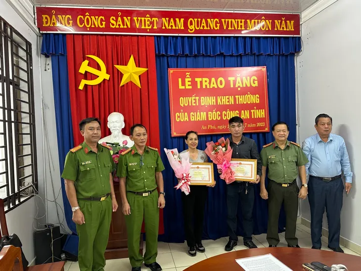 Người phụ nữ bám đuổi theo tên cướp được khen thưởng - Ảnh 1. Người phụ nữ bám đuổi theo tên cướp được khen thưởng - Ảnh 1.