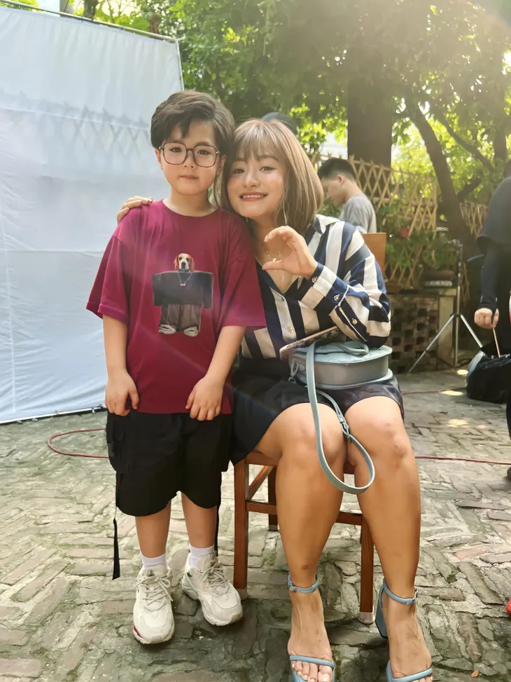 Lộ ảnh ngày quay cuối Gia đình mình vui bất thình lình - Ảnh 5. Lộ ảnh ngày quay cuối Gia đình mình vui bất thình lình - Ảnh 5.