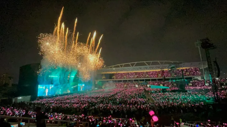 BLACKPINK xuất hiện, SVĐ Mỹ Đình vỡ òa với pháo hoa và màu hồng tràn ngập - Ảnh 1. BLACKPINK xuất hiện, SVĐ Mỹ Đình vỡ òa với pháo hoa và màu hồng tràn ngập - Ảnh 1.
