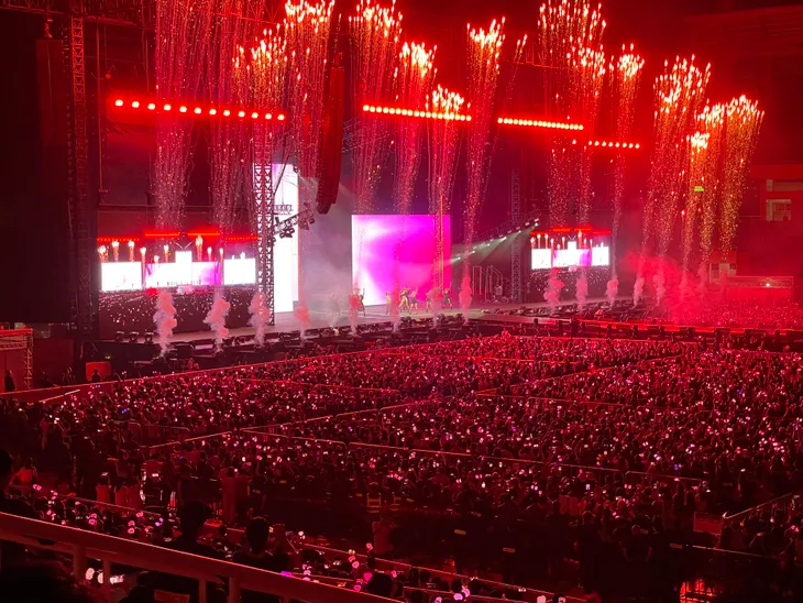 BLACKPINK xuất hiện, SVĐ Mỹ Đình vỡ òa với pháo hoa và màu hồng tràn ngập - Ảnh 2. BLACKPINK xuất hiện, SVĐ Mỹ Đình vỡ òa với pháo hoa và màu hồng tràn ngập - Ảnh 2.