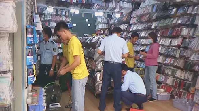 Kiểm tra đột xuất nhiều cửa hàng linh kiện điện thoại ở TP Hồ Chí Minh - Ảnh 1. Kiểm tra đột xuất nhiều cửa hàng linh kiện điện thoại ở TP Hồ Chí Minh - Ảnh 1.
