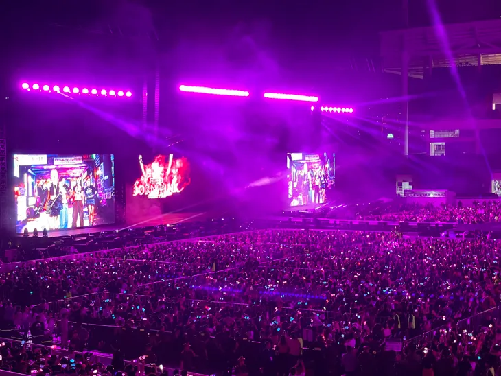BLACKPINK xuất hiện, SVĐ Mỹ Đình vỡ òa với pháo hoa và màu hồng tràn ngập - Ảnh 8. BLACKPINK xuất hiện, SVĐ Mỹ Đình vỡ òa với pháo hoa và màu hồng tràn ngập - Ảnh 8.