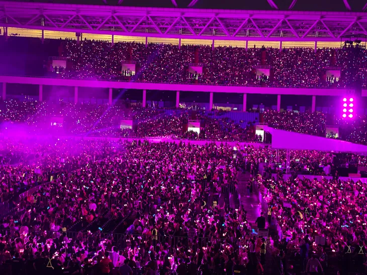 BLACKPINK xuất hiện, SVĐ Mỹ Đình vỡ òa với pháo hoa và màu hồng tràn ngập - Ảnh 7. BLACKPINK xuất hiện, SVĐ Mỹ Đình vỡ òa với pháo hoa và màu hồng tràn ngập - Ảnh 7.