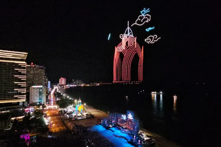 Drone - Đối thủ mới của pháo hoa truyền thống - Ảnh 1. Drone - Đối thủ mới của pháo hoa truyền thống - Ảnh 1.