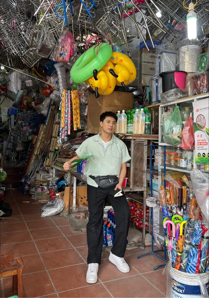 Hậu trường Gia đình mình vui bất thình lình: Doãn Quốc Đam nghỉ quay đi câu cá - Ảnh 1.
