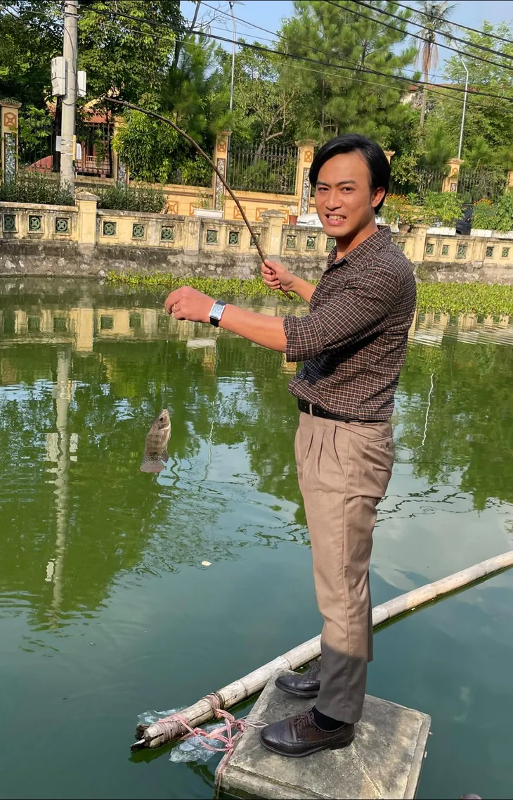 Hậu trường Gia đình mình vui bất thình lình: Doãn Quốc Đam nghỉ quay đi câu cá - Ảnh 5.