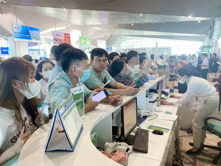Nghệ An: Bong tróc bề mặt đường băng sân bay Vinh, nhiều chuyến bay bị hoãn - Ảnh 1. Nghệ An: Bong tróc bề mặt đường băng sân bay Vinh, nhiều chuyến bay bị hoãn - Ảnh 1.