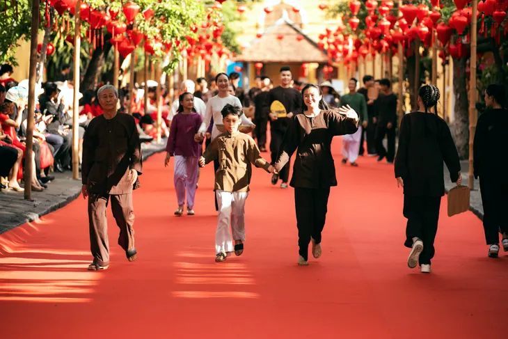 Họa tiết lá tre, hoa sen và đèn lồng thăng hoa trong show diễn Phương Đông rực rỡ - Ảnh 1. Họa tiết lá tre, hoa sen và đèn lồng thăng hoa trong show diễn Phương Đông rực rỡ - Ảnh 1.