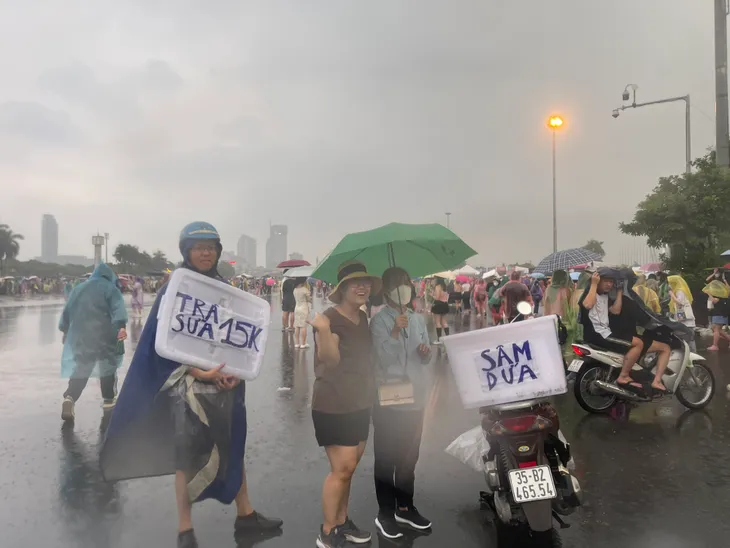 Hàng dài khán giả đội mưa lớn chờ vào xem concert BLACKPINK - Ảnh 6. Hàng dài khán giả đội mưa lớn chờ vào xem concert BLACKPINK - Ảnh 6.