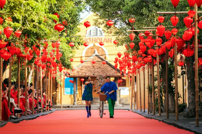 Họa tiết lá tre, hoa sen và đèn lồng thăng hoa trong show diễn Phương Đông rực rỡ - Ảnh 3. Họa tiết lá tre, hoa sen và đèn lồng thăng hoa trong show diễn Phương Đông rực rỡ - Ảnh 3.