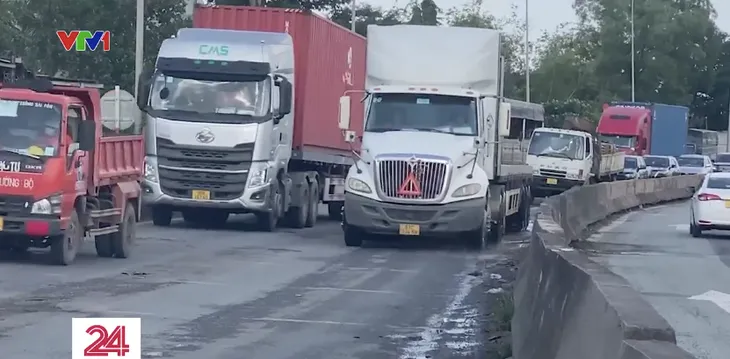 Dặm vá ổ gà trên Quốc lộ 51 để đảm bảo an toàn giao thông - Ảnh 1. Dặm vá ổ gà trên Quốc lộ 51 để đảm bảo an toàn giao thông - Ảnh 1.