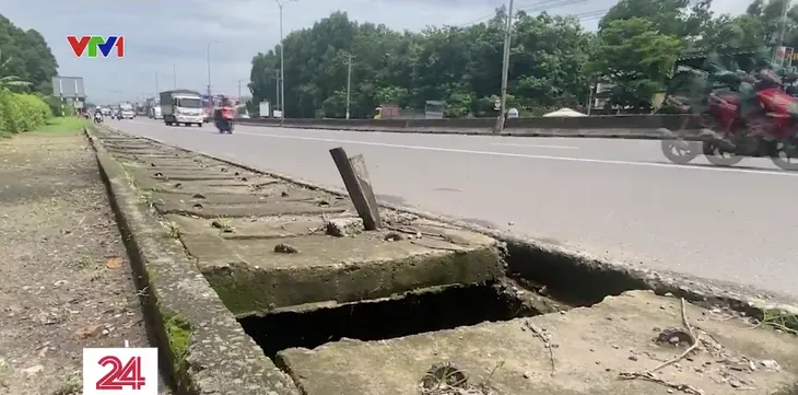 Dặm vá ổ gà trên Quốc lộ 51 để đảm bảo an toàn giao thông - Ảnh 3. Dặm vá ổ gà trên Quốc lộ 51 để đảm bảo an toàn giao thông - Ảnh 3.