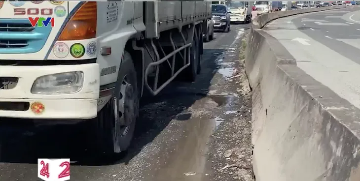 Dặm vá ổ gà trên Quốc lộ 51 để đảm bảo an toàn giao thông - Ảnh 4. Dặm vá ổ gà trên Quốc lộ 51 để đảm bảo an toàn giao thông - Ảnh 4.