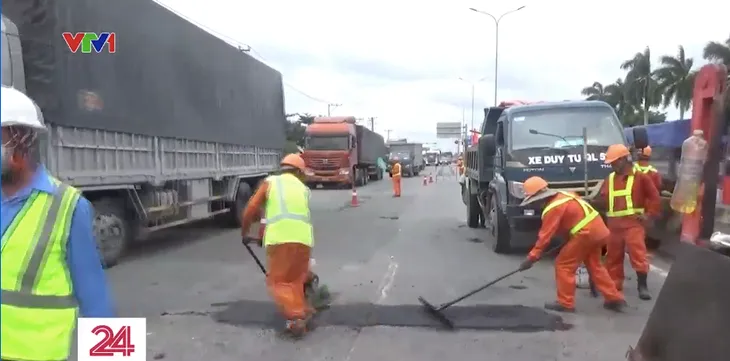 Dặm vá ổ gà trên Quốc lộ 51 để đảm bảo an toàn giao thông - Ảnh 5. Dặm vá ổ gà trên Quốc lộ 51 để đảm bảo an toàn giao thông - Ảnh 5.