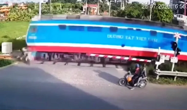 Cố tình lách qua gác chắn đường tàu, 2 người thiệt mạng - Ảnh 3. Cố tình lách qua gác chắn đường tàu, 2 người thiệt mạng - Ảnh 3.