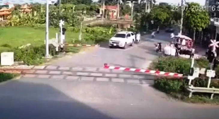 Cố tình lách qua gác chắn đường tàu, 2 người thiệt mạng - Ảnh 1. Cố tình lách qua gác chắn đường tàu, 2 người thiệt mạng - Ảnh 1.