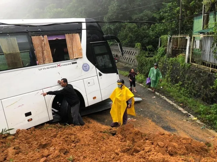 Hiện trường vụ sạt lở tại đèo Bảo Lộc - Ảnh 2. Hiện trường vụ sạt lở tại đèo Bảo Lộc - Ảnh 2.