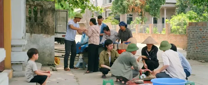 Làng trong phố - Tập 1: Mất ao cá, Mến - Hiếu đau đầu tìm kế sinh nhai - Ảnh 4. Làng trong phố - Tập 1: Mất ao cá, Mến - Hiếu đau đầu tìm kế sinh nhai - Ảnh 4.