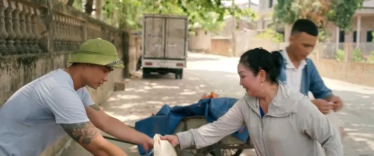 Làng trong phố - Tập 1: Mất ao cá, Mến - Hiếu đau đầu tìm kế sinh nhai - Ảnh 5. Làng trong phố - Tập 1: Mất ao cá, Mến - Hiếu đau đầu tìm kế sinh nhai - Ảnh 5.