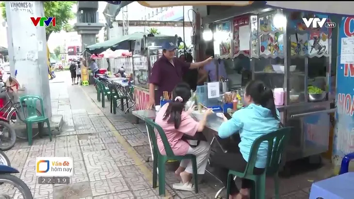 TP Hồ Chí Minh thu phí lòng đường, vỉa hè: Liệu có giảm tình trạng mất trật tự? - Ảnh 1. TP Hồ Chí Minh thu phí lòng đường, vỉa hè: Liệu có giảm tình trạng mất trật tự? - Ảnh 1.