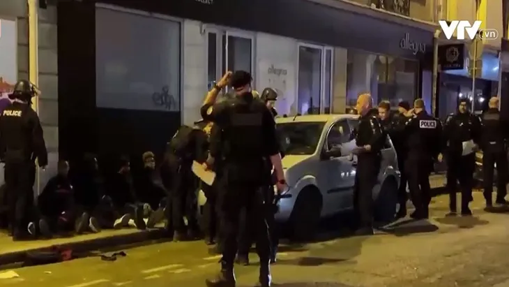 Khách du lịch Paris không quá lo lắng về bạo loạn - Ảnh 1. Khách du lịch Paris không quá lo lắng về bạo loạn - Ảnh 1.