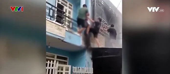 Phá rào sắt cứu 3 người trong vụ cháy nhà - Ảnh 1. Phá rào sắt cứu 3 người trong vụ cháy nhà - Ảnh 1.