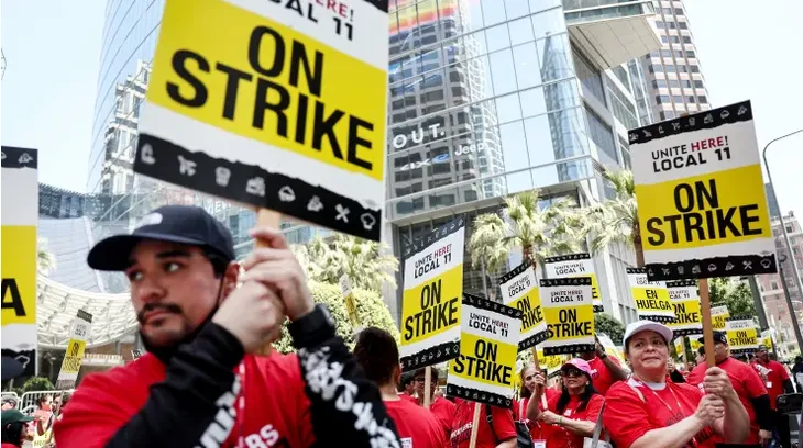 Hàng nghìn nhân viên khách sạn ở bang California đình công - Ảnh 1. Hàng nghìn nhân viên khách sạn ở bang California đình công - Ảnh 1.