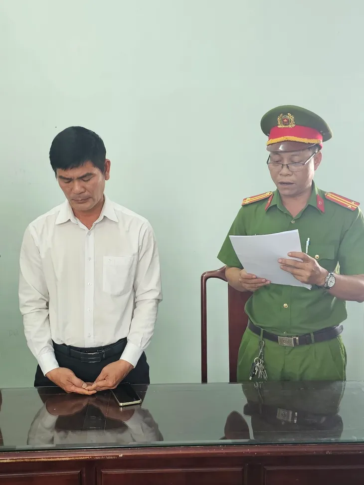 Bắt tạm giam Phó giám đốc ngân hàng làm giả con dấu ở Bình Dương - Ảnh 1. Bắt tạm giam Phó giám đốc ngân hàng làm giả con dấu ở Bình Dương - Ảnh 1.