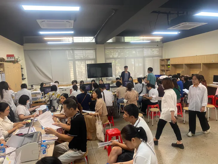 Hà Nội: Phụ huynh chen nhau nộp hồ sơ vào lớp 10, có người bị móc túi, ngất xỉu - Ảnh 3.