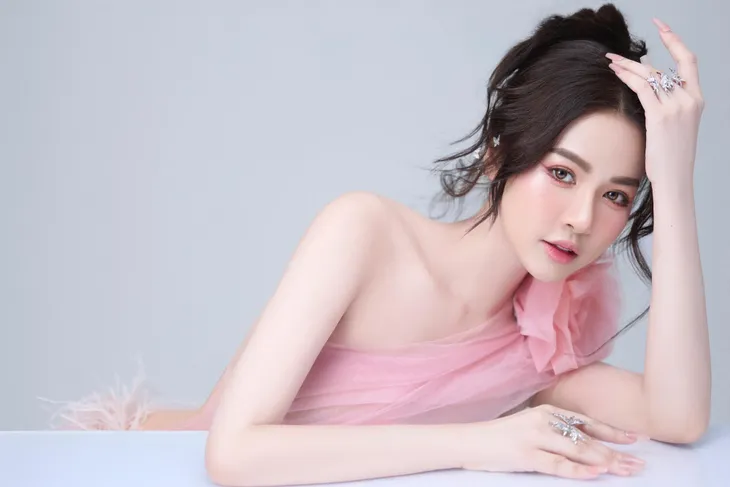 Vẻ đẹp mong manh của hoa khôi áo dài Đỗ Hà Trang - Ảnh 2. Vẻ đẹp mong manh của hoa khôi áo dài Đỗ Hà Trang - Ảnh 2.
