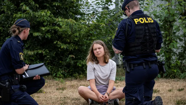 Greta Thunberg bị buộc tội không tuân lệnh của cảnh sát trong cuộc biểu tình - Ảnh 1. Greta Thunberg bị buộc tội không tuân lệnh của cảnh sát trong cuộc biểu tình - Ảnh 1.
