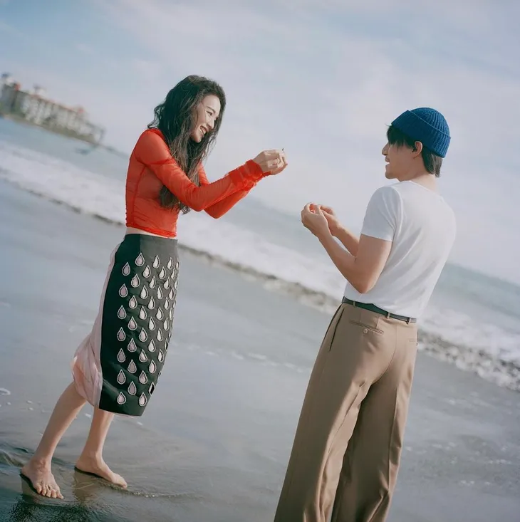 Thư Kỳ và Trương Chấn lãng mạn bên bờ biển - Ảnh 8. Thư Kỳ và Trương Chấn lãng mạn bên bờ biển - Ảnh 8.