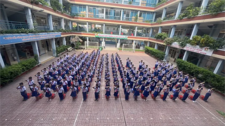 TP Hồ Chí Minh: Thêm một trường bắt đầu vào học lúc 8h từ năm học mới - Ảnh 1. TP Hồ Chí Minh: Thêm một trường bắt đầu vào học lúc 8h từ năm học mới - Ảnh 1.