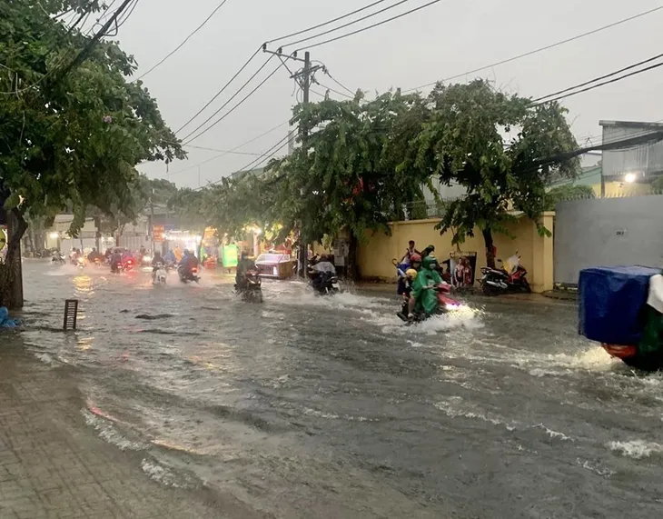 TP Hồ Chí Minh ngập nặng do mưa lớn chiều 5/7 - Ảnh 2. TP Hồ Chí Minh ngập nặng do mưa lớn chiều 5/7 - Ảnh 2.