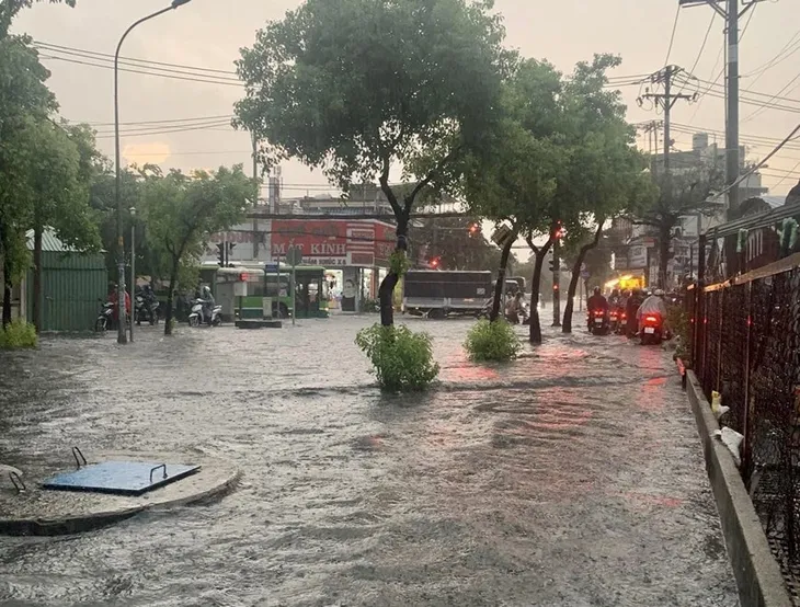 TP Hồ Chí Minh ngập nặng do mưa lớn chiều 5/7 - Ảnh 3. TP Hồ Chí Minh ngập nặng do mưa lớn chiều 5/7 - Ảnh 3.
